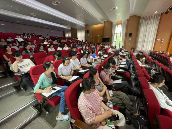中国科学院武汉植物园成功举办2025年研究生专题报告会