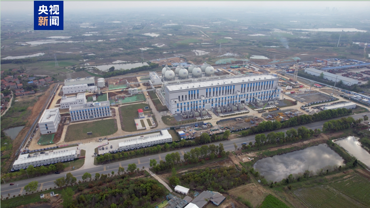 【央视新闻客户端】废弃盐穴变身“空气充电宝”？来这座储能电站一探究竟→